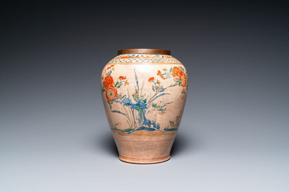 Vase en porcelaine Hizen de Japon d&eacute;cor&eacute; de style Kakiemon, Edo, 18&egrave;me
