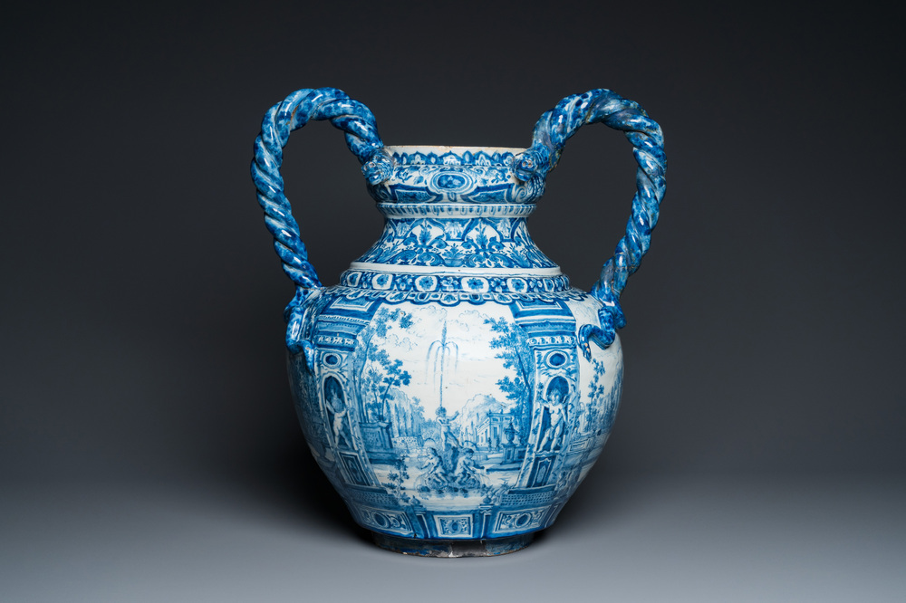 Een grote blauw-witte Delftse vaas met decor van een landgoed, 1e kwart 18e eeuw
