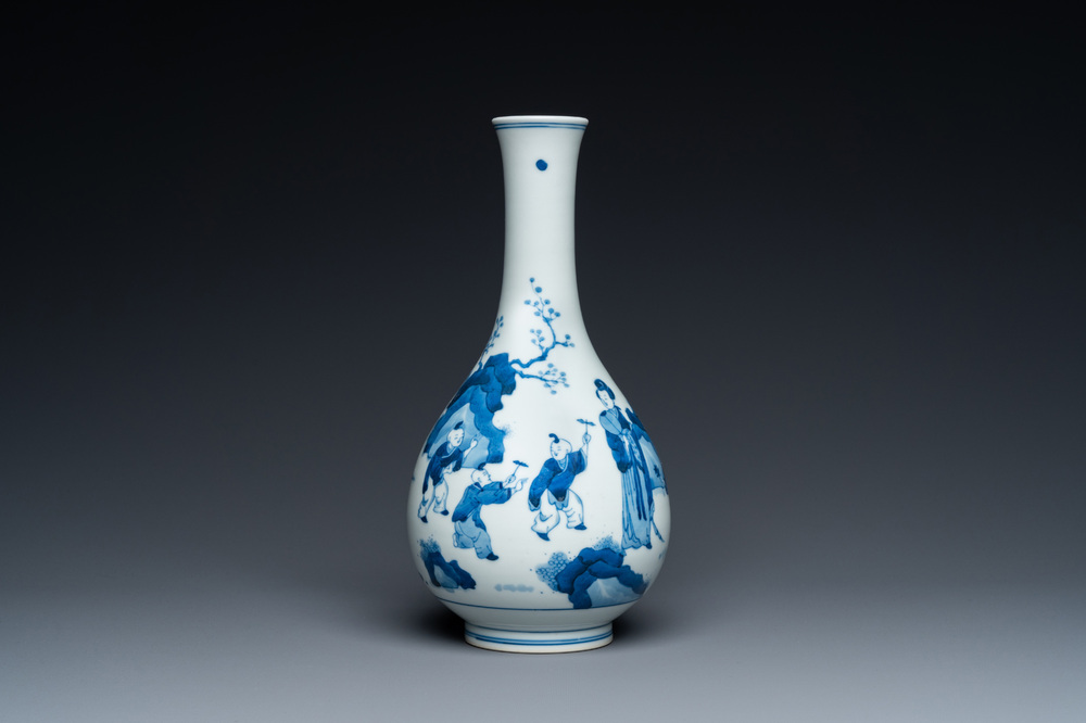 Een Chinese blauw-witte flesvormige vaas met spelende jongens en dames, Chenghua merk, Kangxi