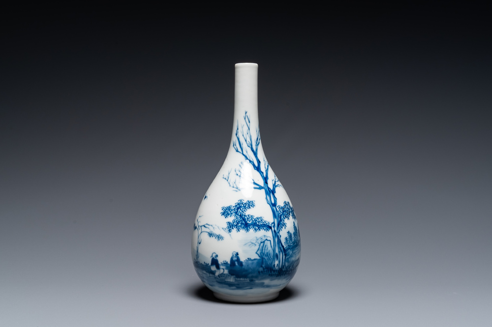 Vase de forme bouteille en porcelaine de Chine 'Bleu de Hue' pour le Vietnam, marque Thọ 壽, 19&egrave;me