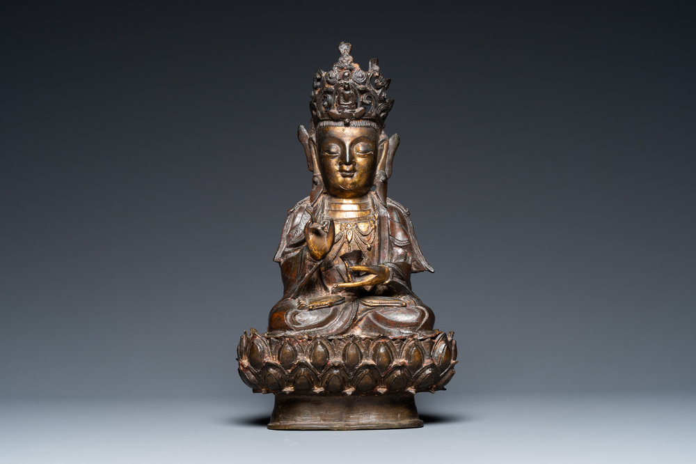 Een Chinese deels vergulde bronzen Guanyin op een lotustroon, Ming