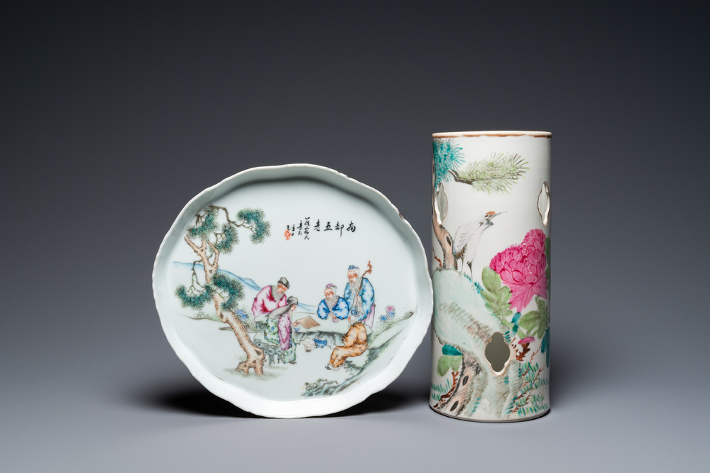 A Chinese famille rose tray with go-players and a qianjiang cai hat stand, 19/20th C.