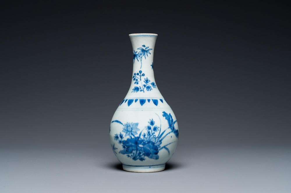 Vase de forme bouteille en porcelaine de Chine en bleu et blanc &agrave; d&eacute;cor floral, &eacute;poque Transition