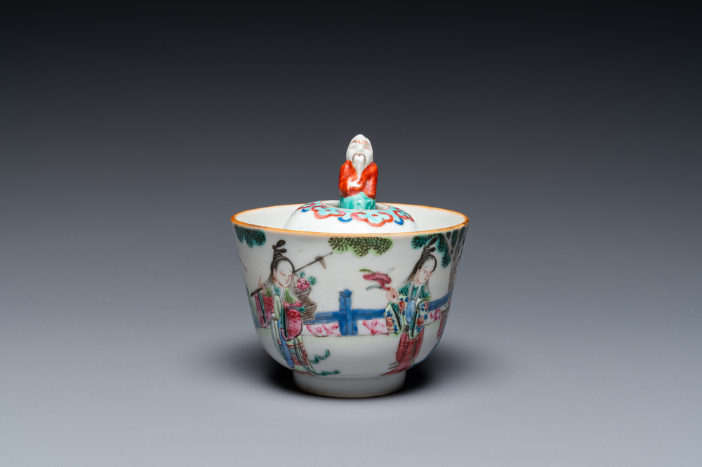 Tasse &agrave; figure centrale amovible en porcelaine de Chine famille rose, 19&egrave;me