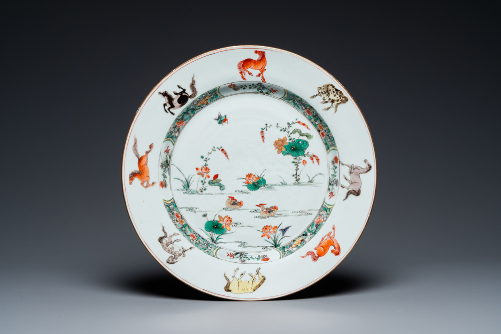 Un plat en porcelaine de Chine famille verte &agrave; d&eacute;cor de canards mandarins et des 'huit chevaux de Mu Wang', Kangxi