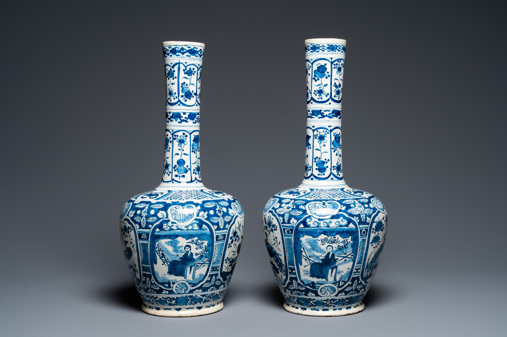 Een paar blauw-witte Delftse flesvormige chinoiserie vazen, 18e eeuw