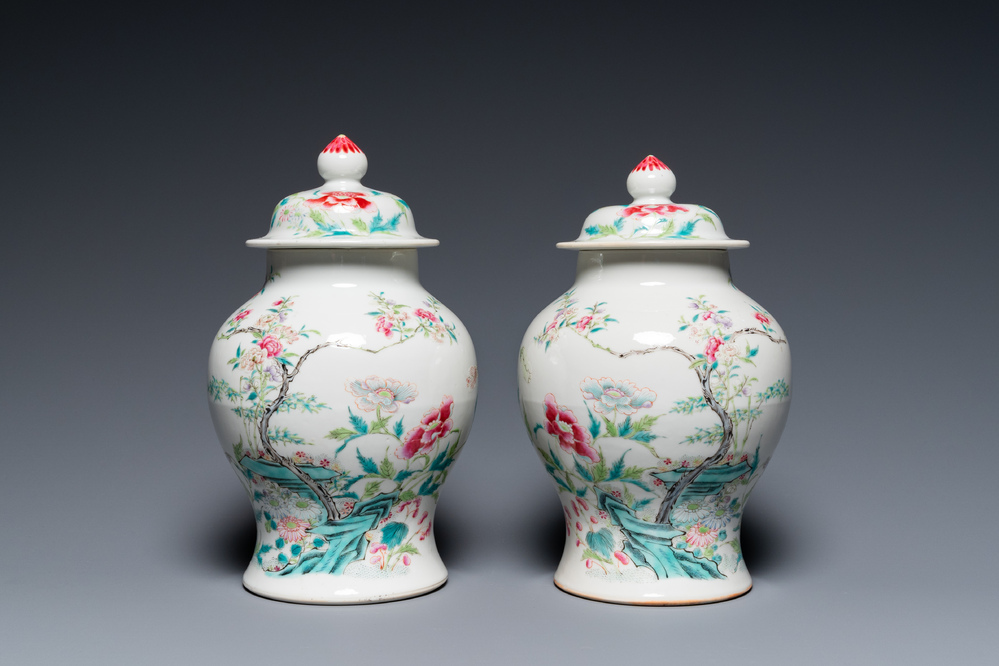 Een paar fijne Chinese famille rose dekselvaasjes, 19e eeuw