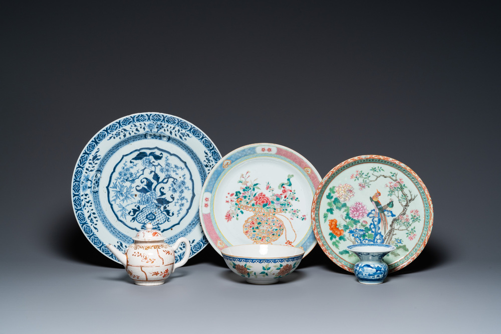 Trois plats, un bol, une th&eacute;i&egrave;re et un zhadou en porcelaine de Chine famille rose et en bleu et blanc,  18/19&egrave;me