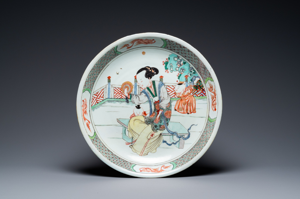 Plat en porcelaine de Chine famille verte figurant une femme et deux gar&ccedil;ons jouant, Kangxi