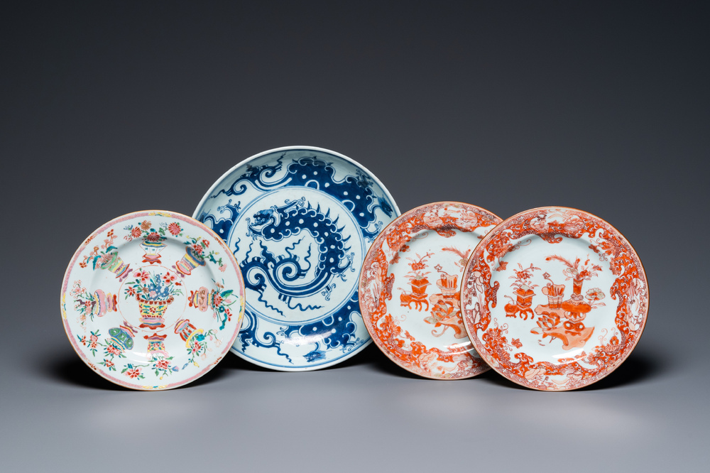 Een Chinese blauw-witte 'draken' schotel en drie borden in famille rose en ijzerrood, 18e eeuw