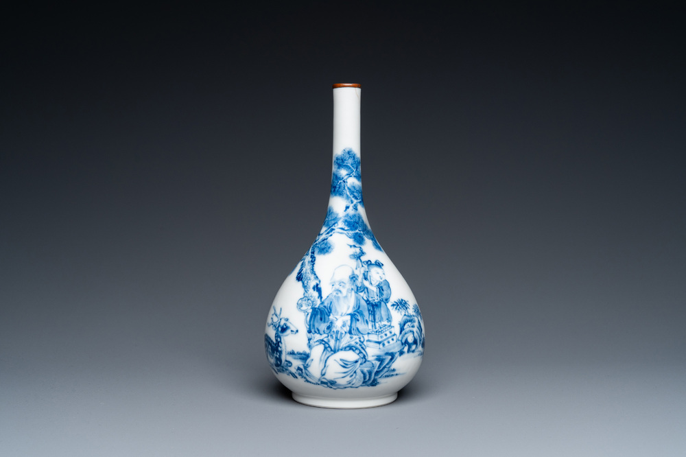 Vase de forme bouteille &agrave; d&eacute;cor de Shou Lao en porcelaine de Chine 'Bleu de Hue' pour le Vietnam, 18/19&egrave;me