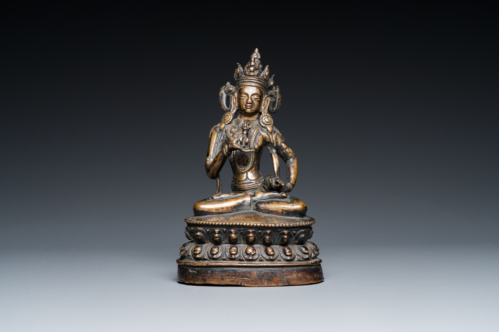 Een Sino-Tibetaanse bronzen Tara met vajra, 17e eeuw