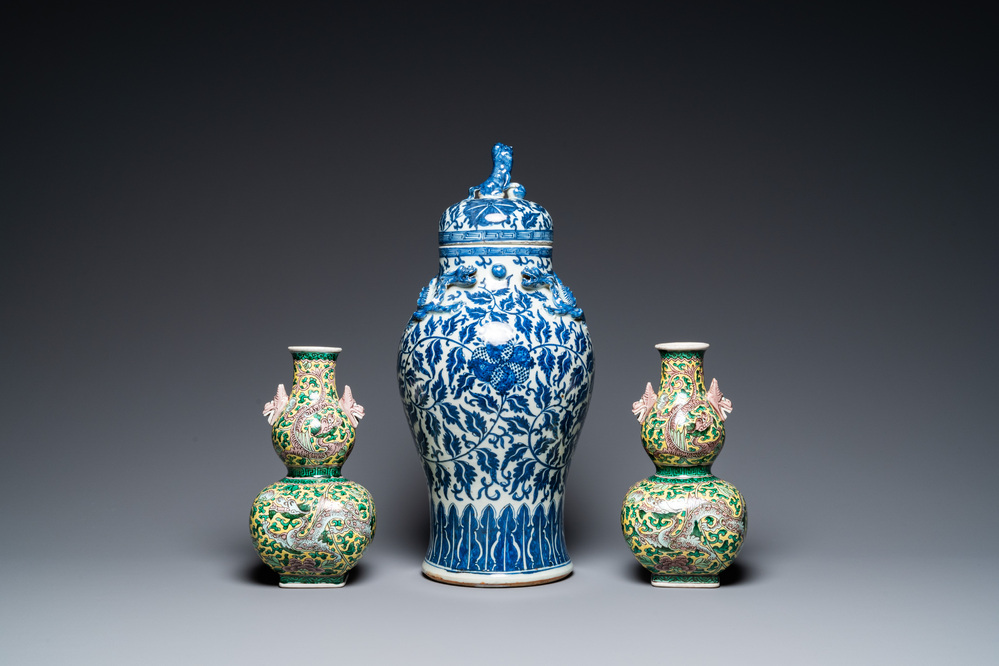 Paire de vases en porcelaine de Chine famille verte et un vase couvert en bleu et blanc, 19/20&egrave;me