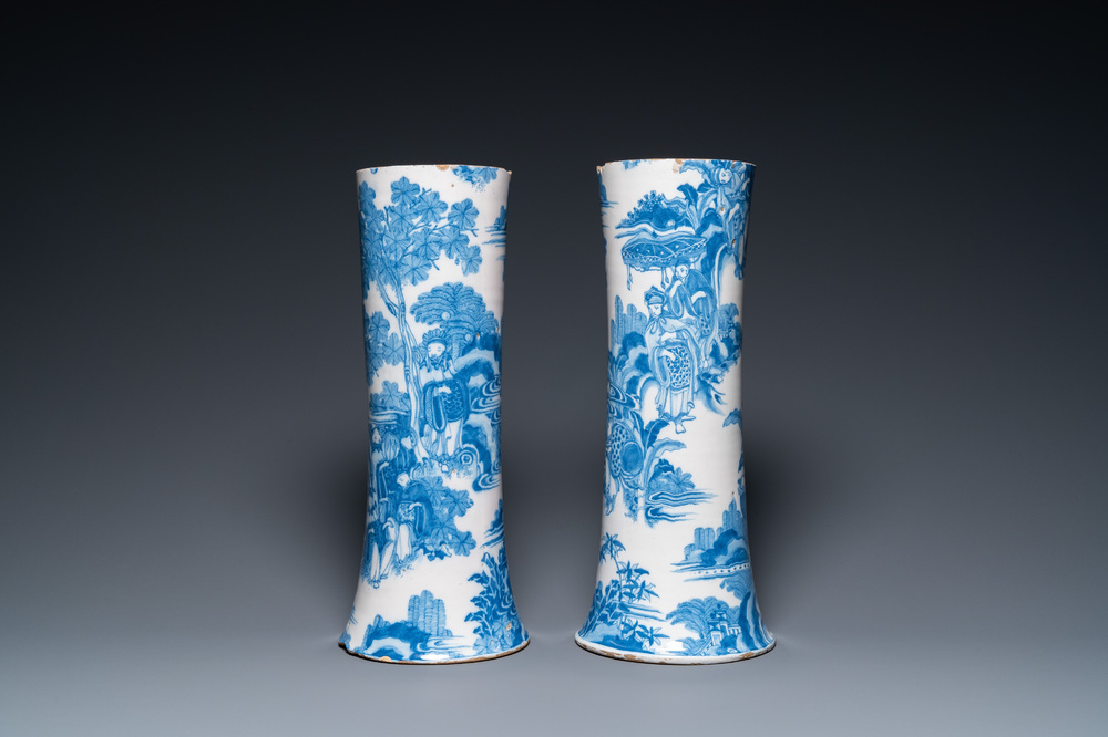 Paire de grands vases en fa&iuml;ence de Delft en bleu et blanc &agrave; d&eacute;cor chinois, 17&egrave;me