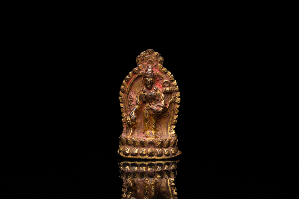 Bouddha miniature en bronze dor&eacute; et laqu&eacute;, Tibet ou N&eacute;pal, 15/16&egrave;me