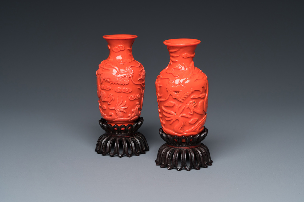 Paire de vases en verre de P&eacute;kin simulant du corail sur socles en bois, Chine, 19/20&egrave;me