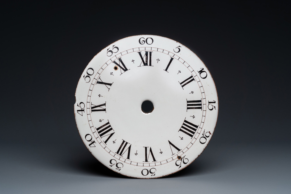 Een Engelse 'Delftware' wijzerplaat voor een klok of pendule, 18e eeuw