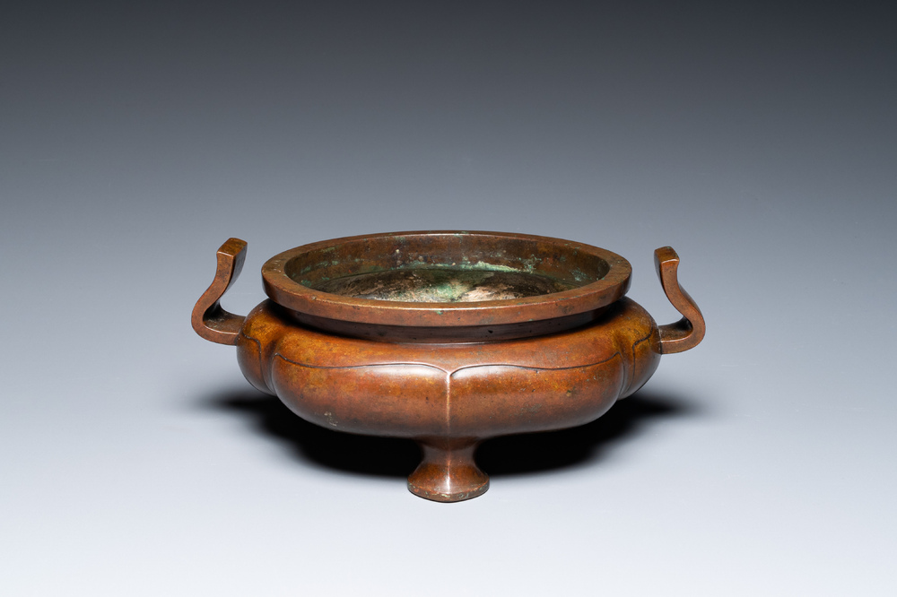 Br&ucirc;le-parfum tripod en bronze en forme de lotus, Chine, fin Ming ou d&eacute;but Qing