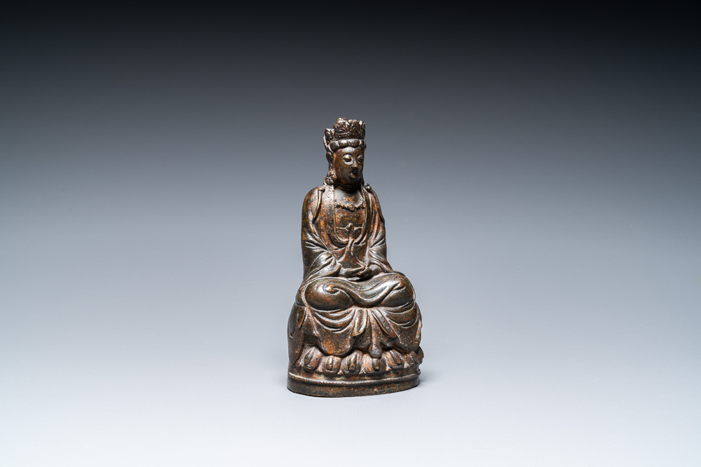 Een Sino-Tibetaanse gelakte en vergulde bronzen Boeddha, late Ming of vroege Qing