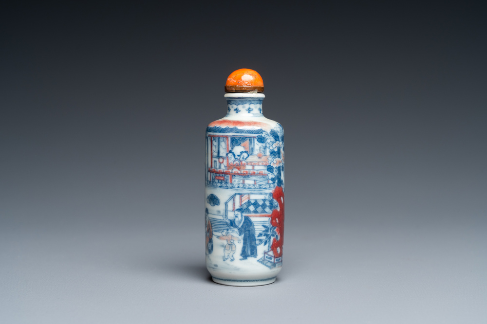 Tabati&egrave;re en porcelaine de Chine en bleu, blanc et rouge de cuivre, 19&egrave;me