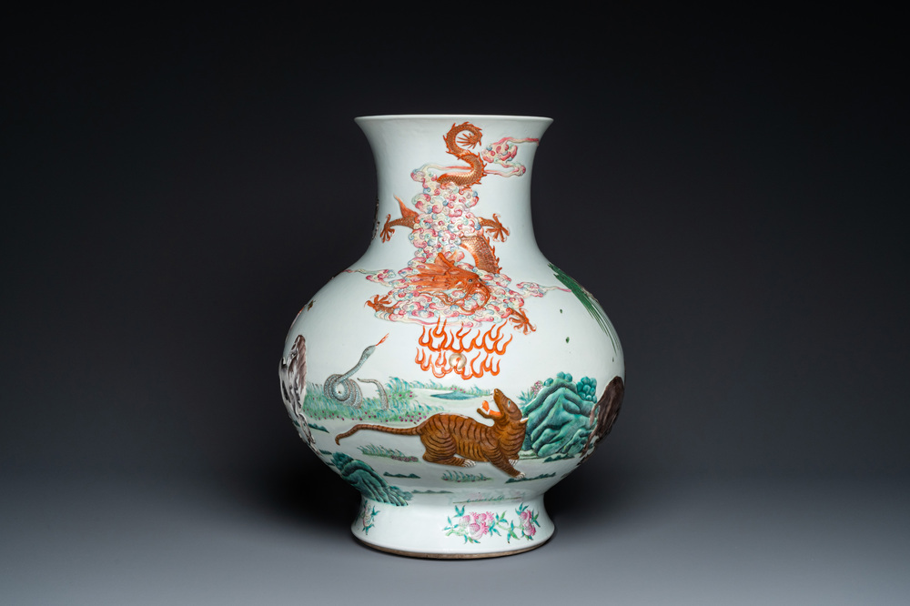 Important vase en porcelaine de Chine famille rose &agrave; d&eacute;cor en relief des 'douzes animaux du zodiac chinois', marque de Qianlong, 19&egrave;me