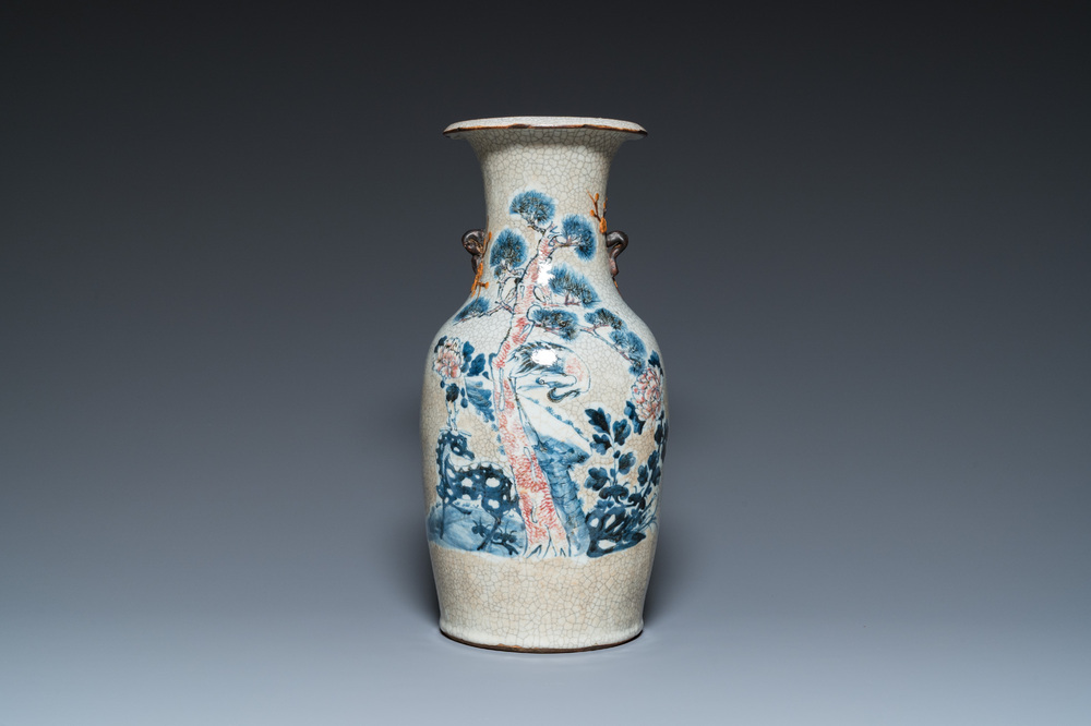 Vase en porcelaine de Chine dite 'de Nankin' &agrave; d&eacute;cor en bleu, blanc et rouge de cuivre, marque de Chenghua, 19&egrave;me