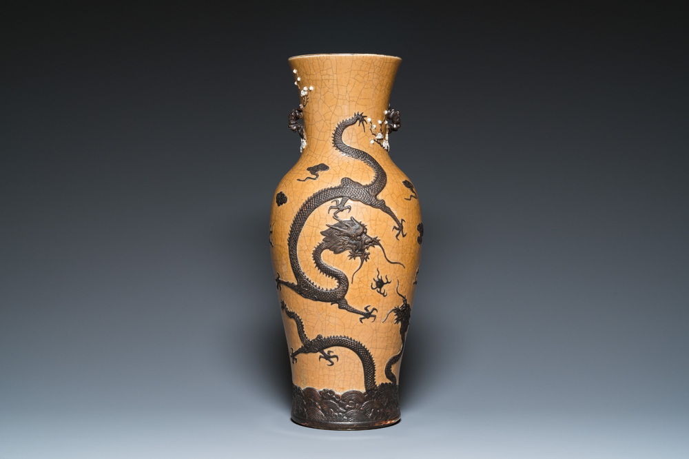 Een Chinese Nanking 'draken' vaas met lichtbruine fondkleur, Chenghua merk, 19e eeuw