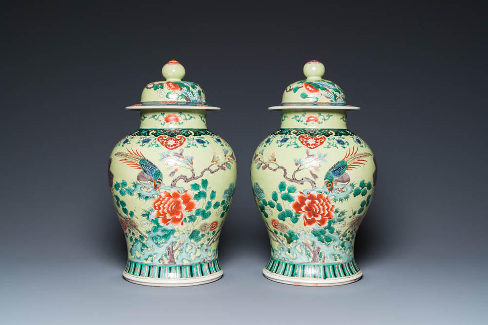 Paire de vases couverts en porcelaine de Chine famille verte &agrave; fond jaune, 19&egrave;me