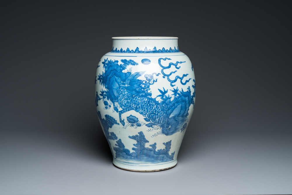 Een Chinese blauw-witte vaas met een kylin en een feniks, Transitie periode