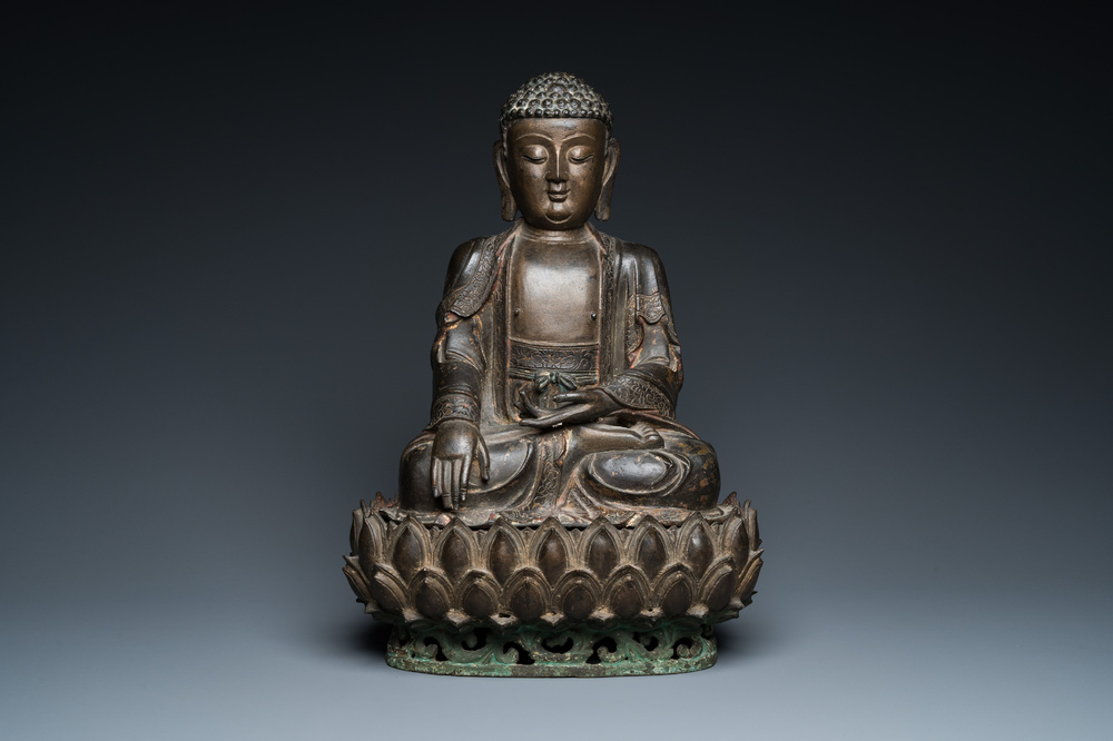 Grand Bouddha sur tr&ocirc;ne de lotus en bronze dor&eacute;, Sino-Tibet, Ming