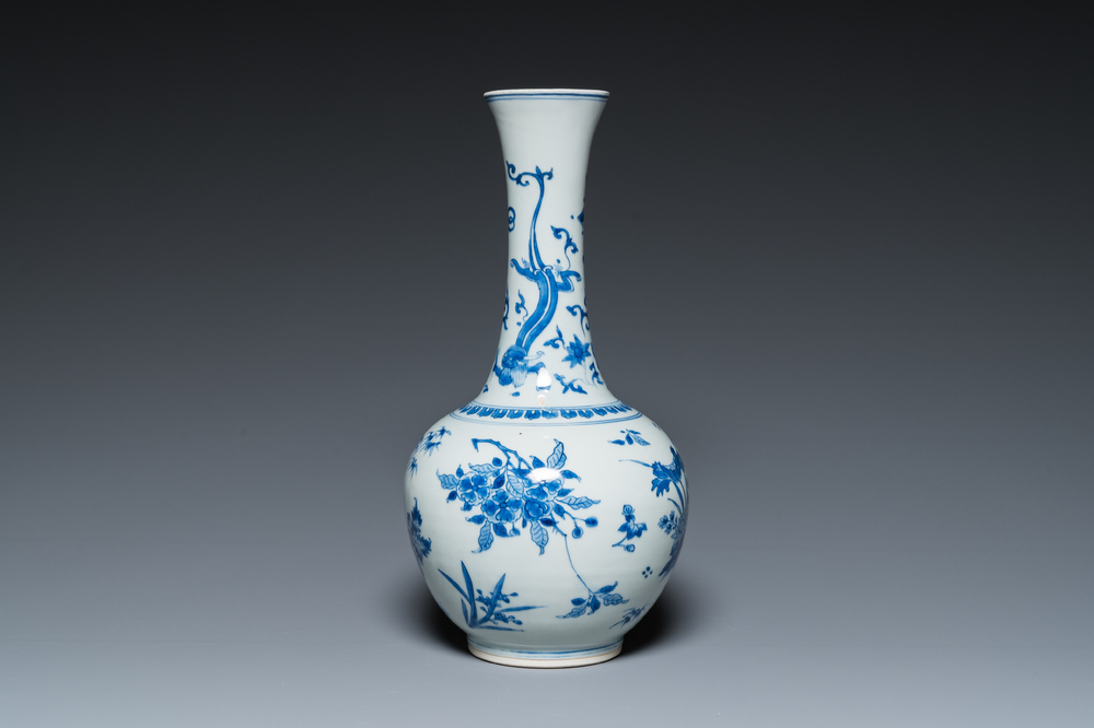 Vase de forme bouteille en porcelaine de Chine en bleu et blanc &agrave; d&eacute;cor d'un dragon, &eacute;poque Transition