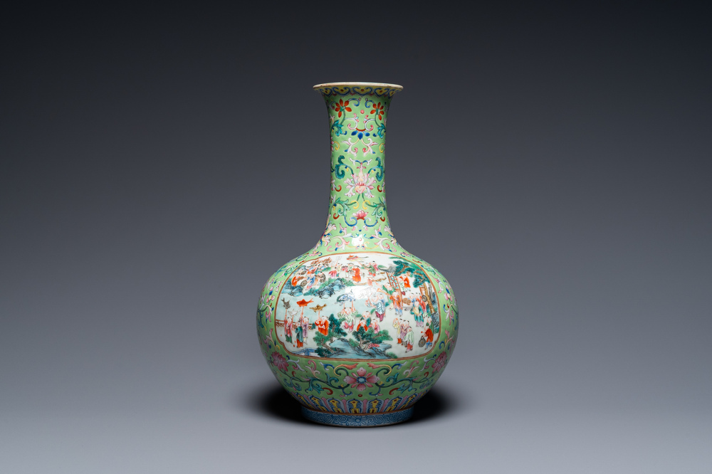 Vase de forme bouteille en porcelaine de Chine famille rose &agrave; fond vert de limon, marque et &eacute;poque de Jiaqing