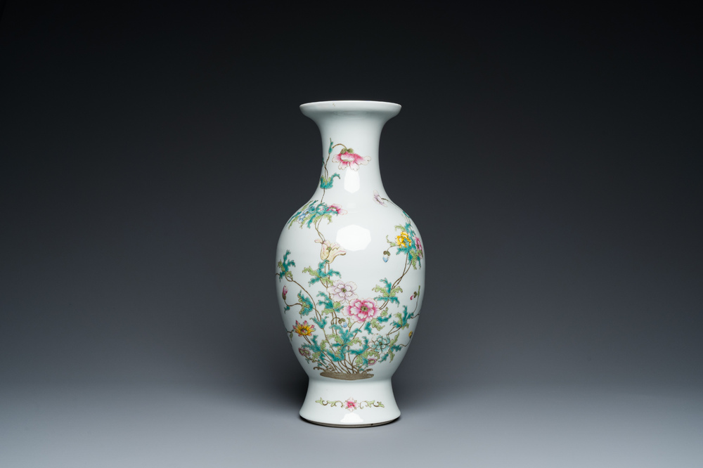 Vase en porcelaine de Chine famille rose &agrave; d&eacute;cor floral, marque de Qianlong, 19/20&egrave;me