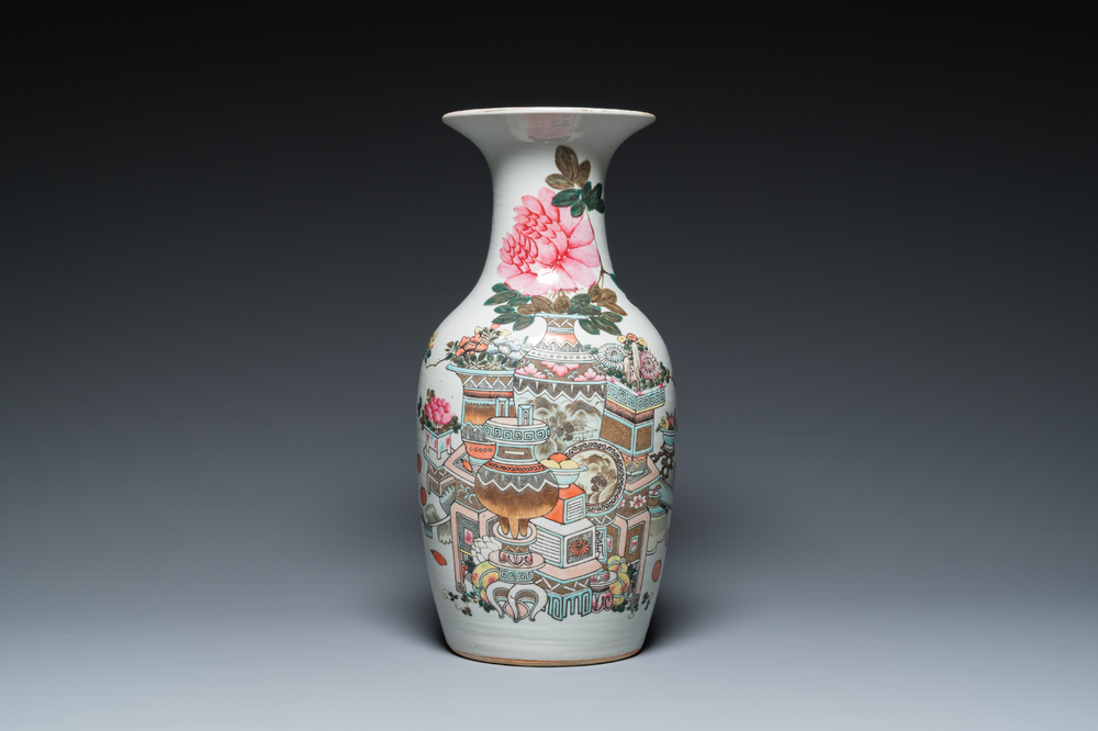 Un vase en porcelaine de Chine qianjiang cai &agrave; d&eacute;cor d'antiquit&eacute;s, sign&eacute; Dai Huanzhao 戴煥昭, dat&eacute; 1908