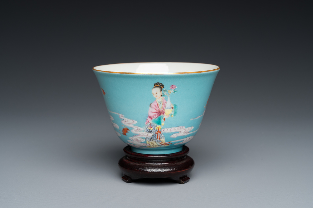 Bol en porcelaine de Chine famille rose &agrave; fond turquoise, marque et possiblement &eacute;poque de Yongzheng