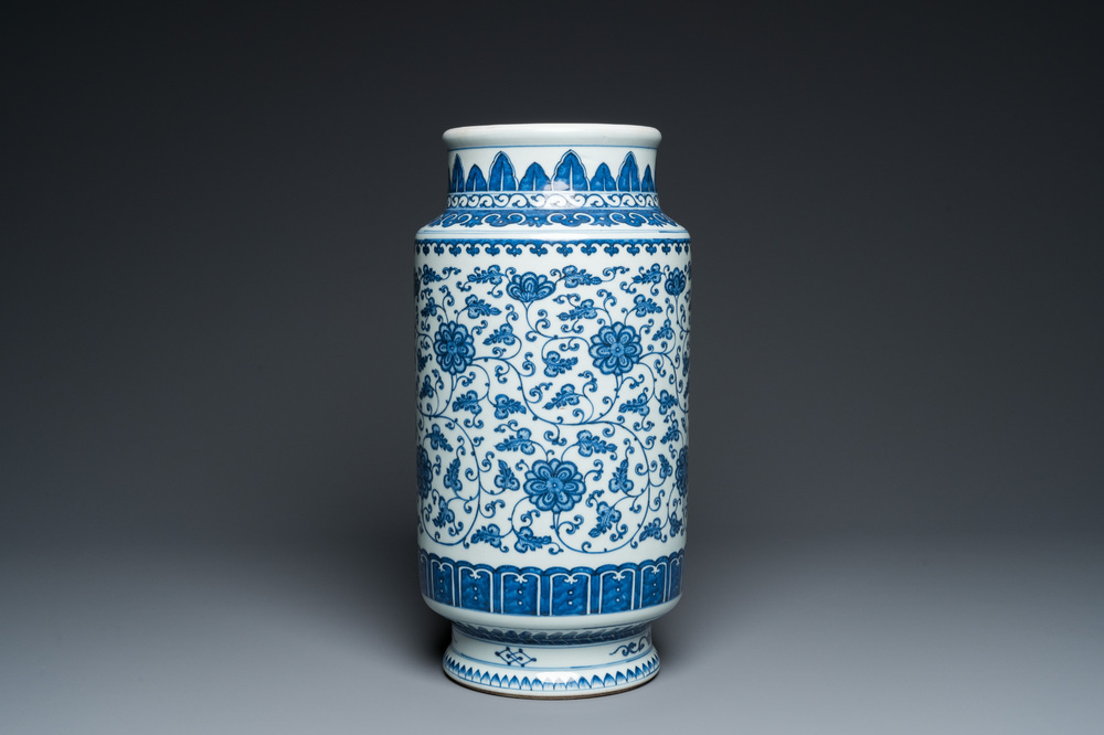 Een Chinese blauw-witte vaas met florale slingers, wellicht Qianlong