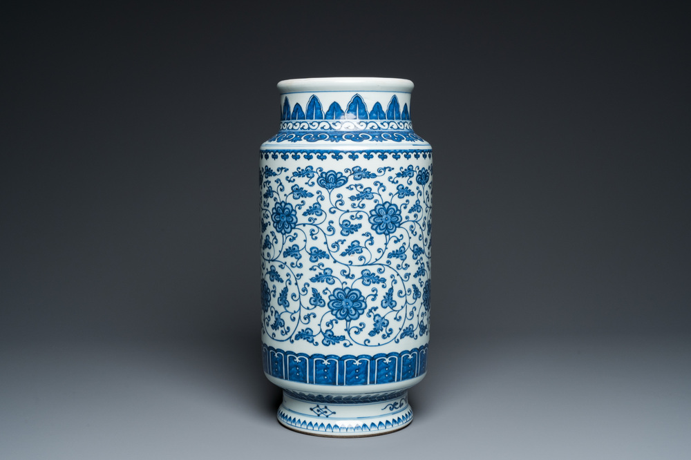 Vase en porcelaine de Chine en bleu et blanc &agrave; d&eacute;cor de rinceaux de fleurs, probablement Qianlong