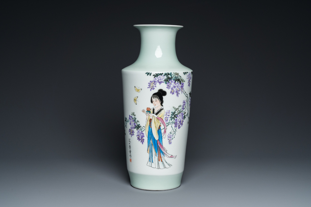 A Chinese famille rose vase with a beauty, signed Dai Ronghua 戴榮華, 20th C.