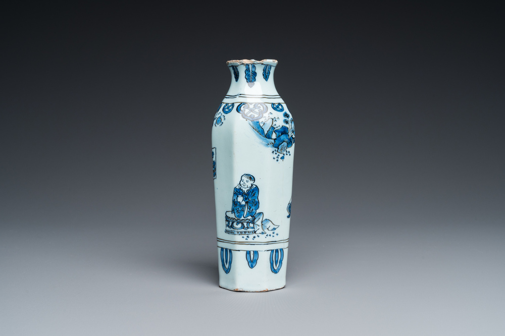 Een Delftse blauw-witte octagonale chinoiserie vaas, 17e eeuw