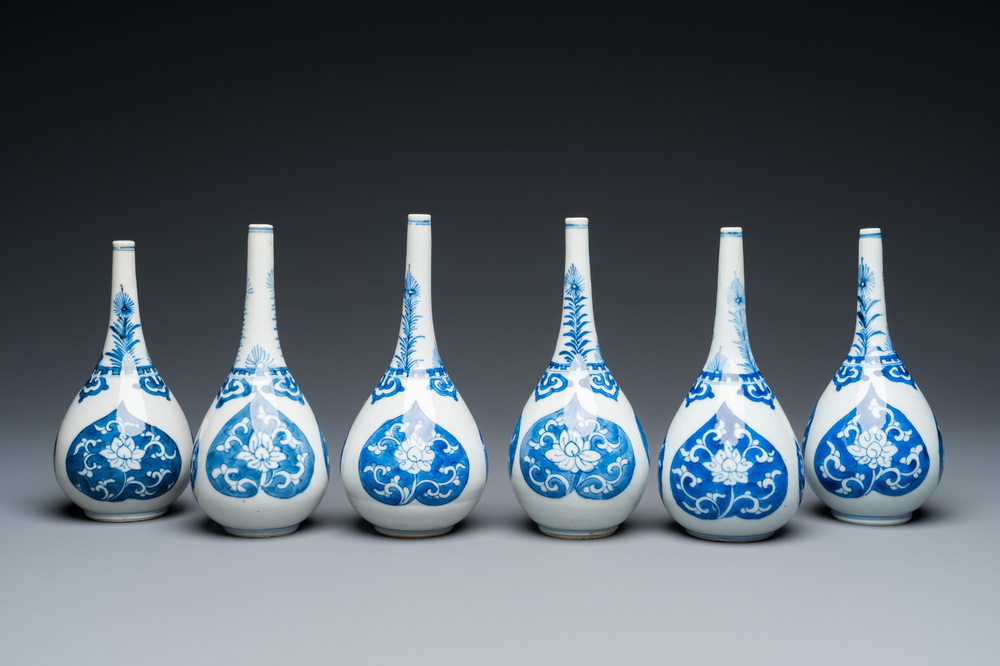 Zes Chinese blauw-witte sprenkelaars voor rozenwater, Kangxi