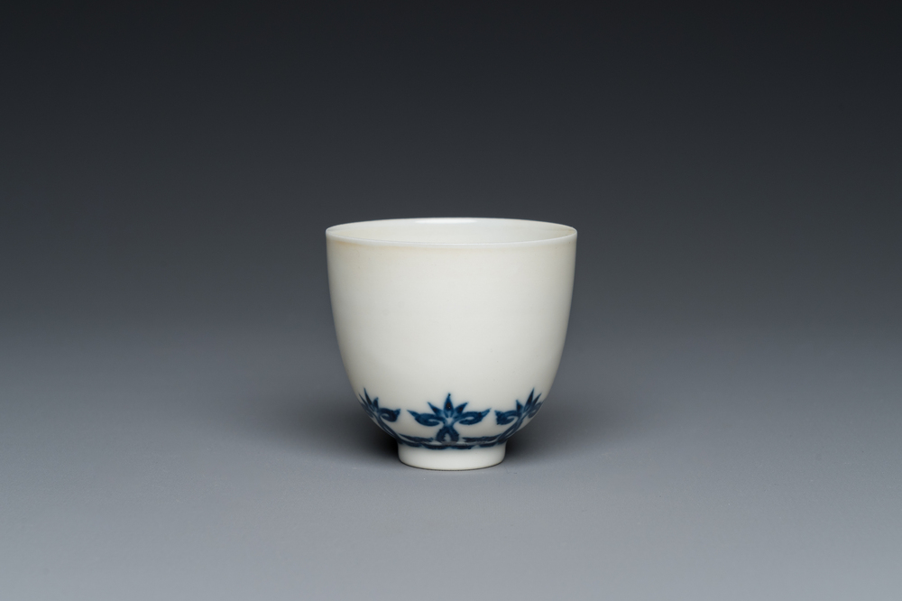 A Chinese blue and white cup with floral design, Kangxi mark, 19/20th C.
