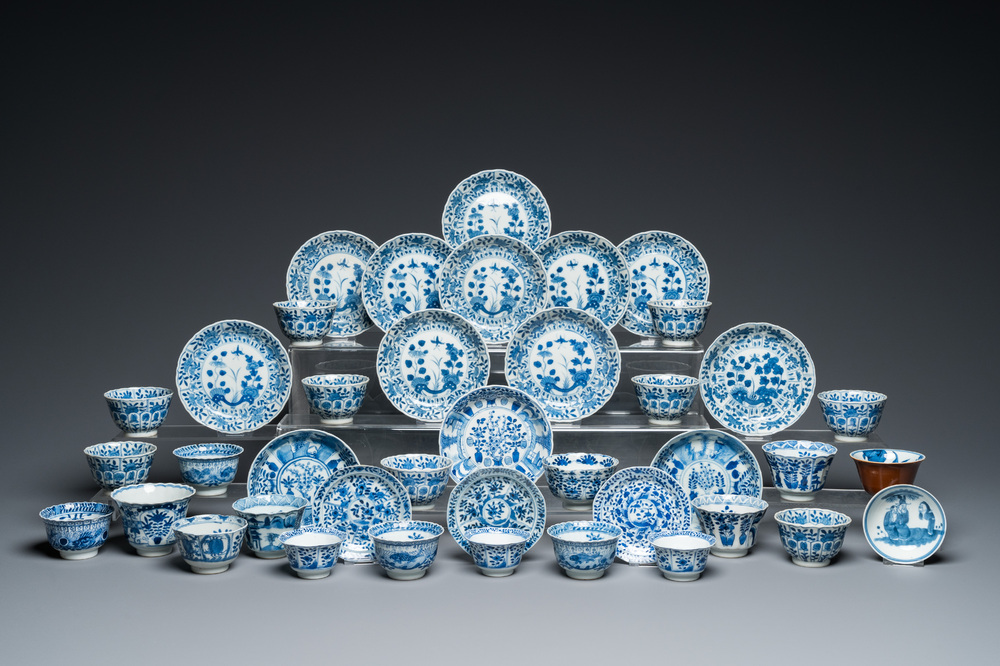 23 Chinese blue and white cups and 17 saucers, 19th C.