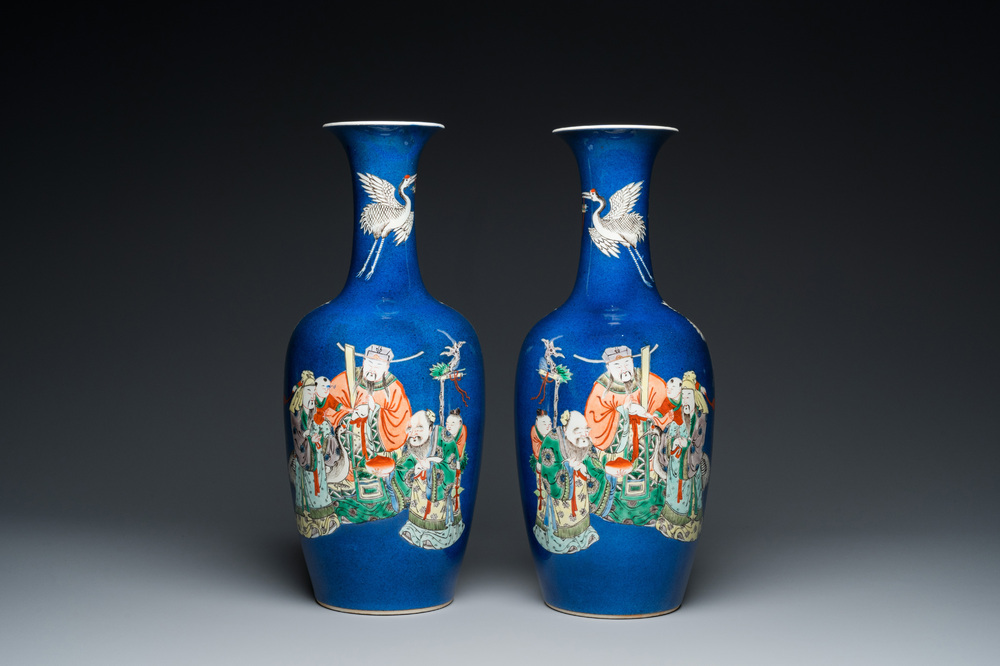 Paire de vases en porcelaine de Chine famille verte &agrave; fond bleu poudr&eacute;, 19&egrave;me