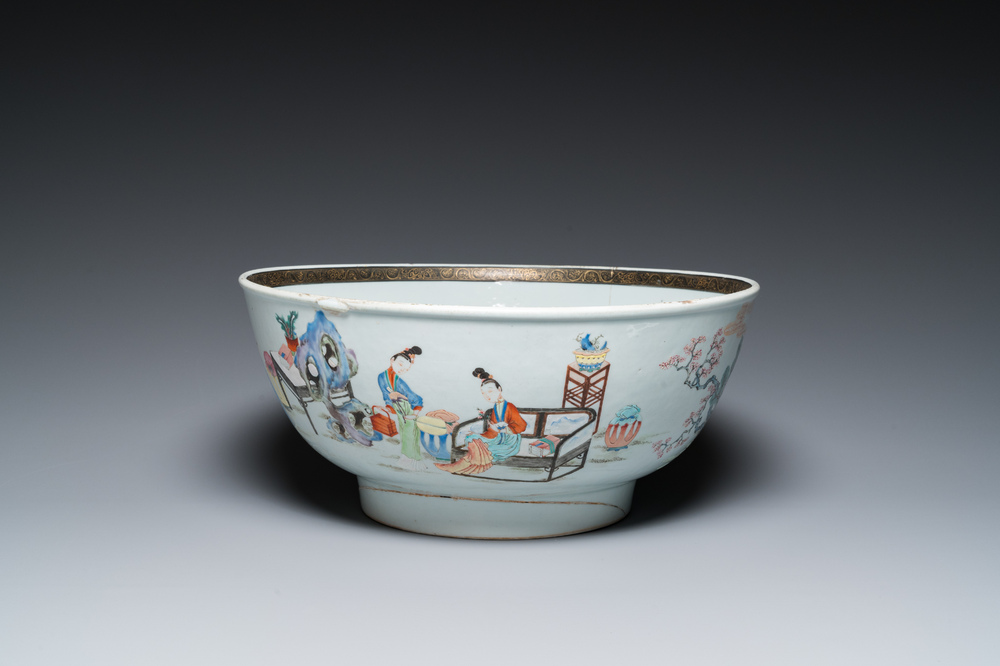 Grand bol en porcelaine de Chine famille rose &agrave; d&eacute;cor de femmes et d'enfants jouant, Yongzheng