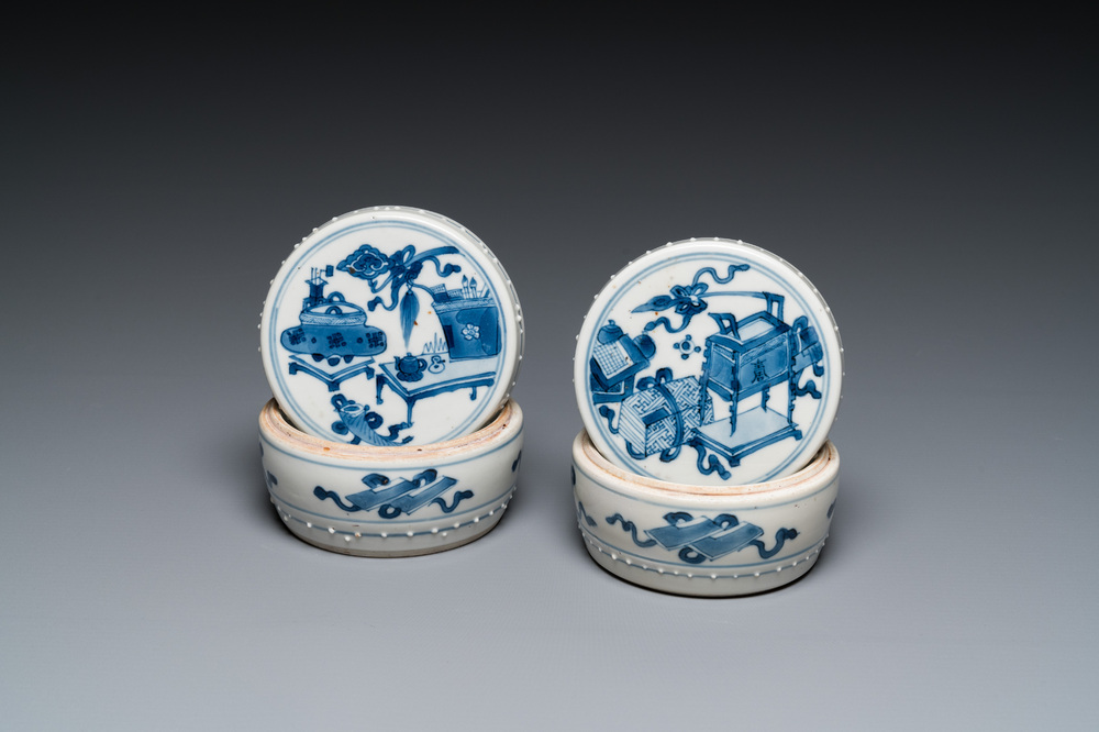 Een paar Chinese blauw-witte dekseldoosjes met antiquiteiten, Kangxi