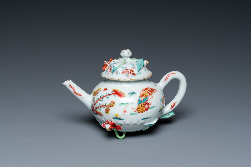 Een Chinese famille rose theepot met een haan, Yongzheng