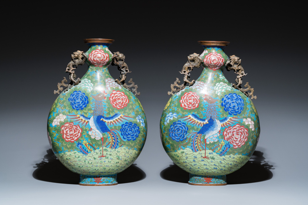 Een paar Chinese cloisonn&eacute; 'bianhu' vazen met feniksen, Jiaqing