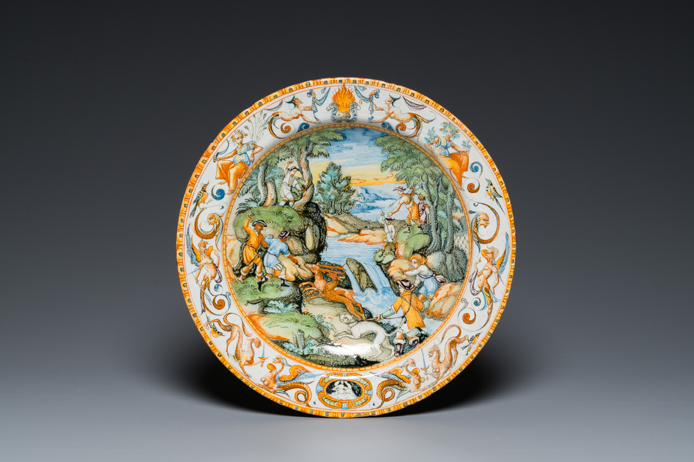 Grand plat en majolique italienne polychrome &agrave; d&eacute;cor d'une chasse aux cerfs, Urbino, atelier des Patanazzi, vers 1579