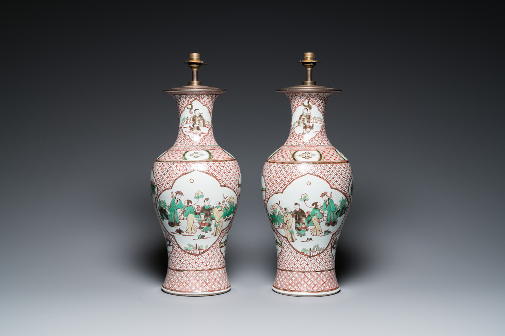 Paire de vases en porcelaine de Chine wucai &agrave; sujet figuratif, 19&egrave;me