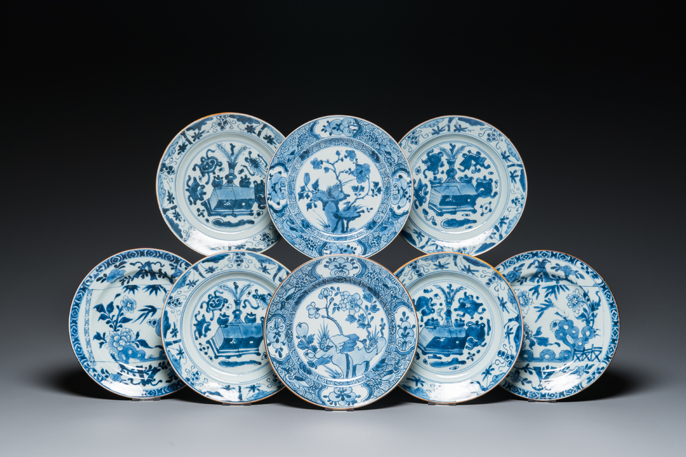 Huit assiettes en porcelaine de Chine en bleu et blanc, Kangxi